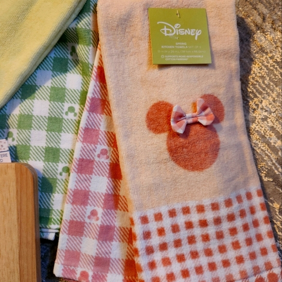 NWT Disney Mickey & Minnie Dish Towel Set w/ Food Safe Mini Charcuterie Board - Picture 5 of 6